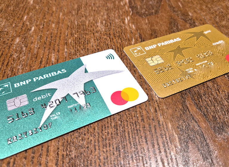 Karta kredytowa a bankomatowa